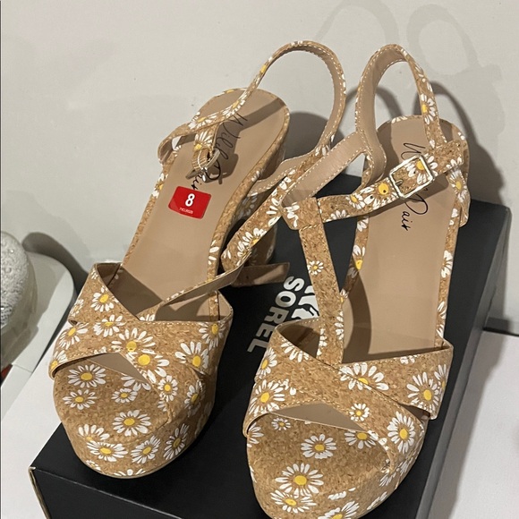 Wild Pair Flower Jillien Dress Platform Sandals - Picture 5 of 9